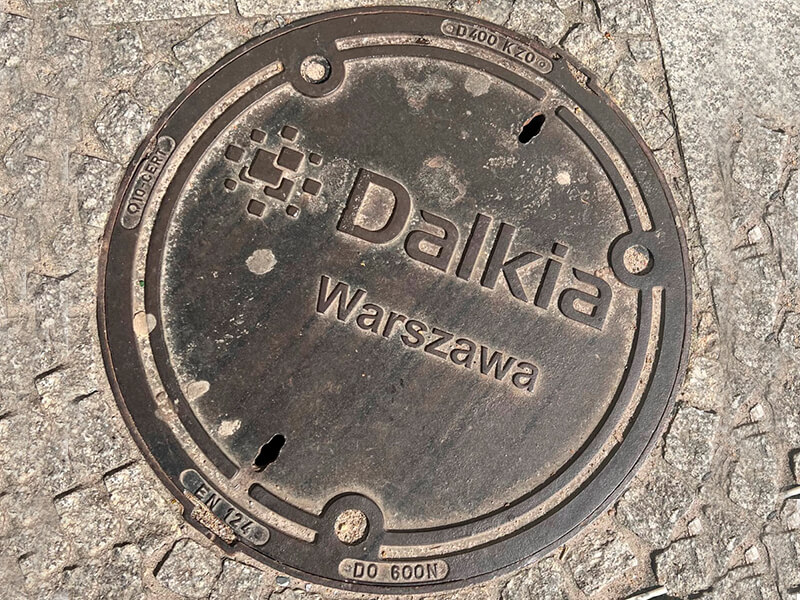 Дизайнерский чугунный люк в Варшаве